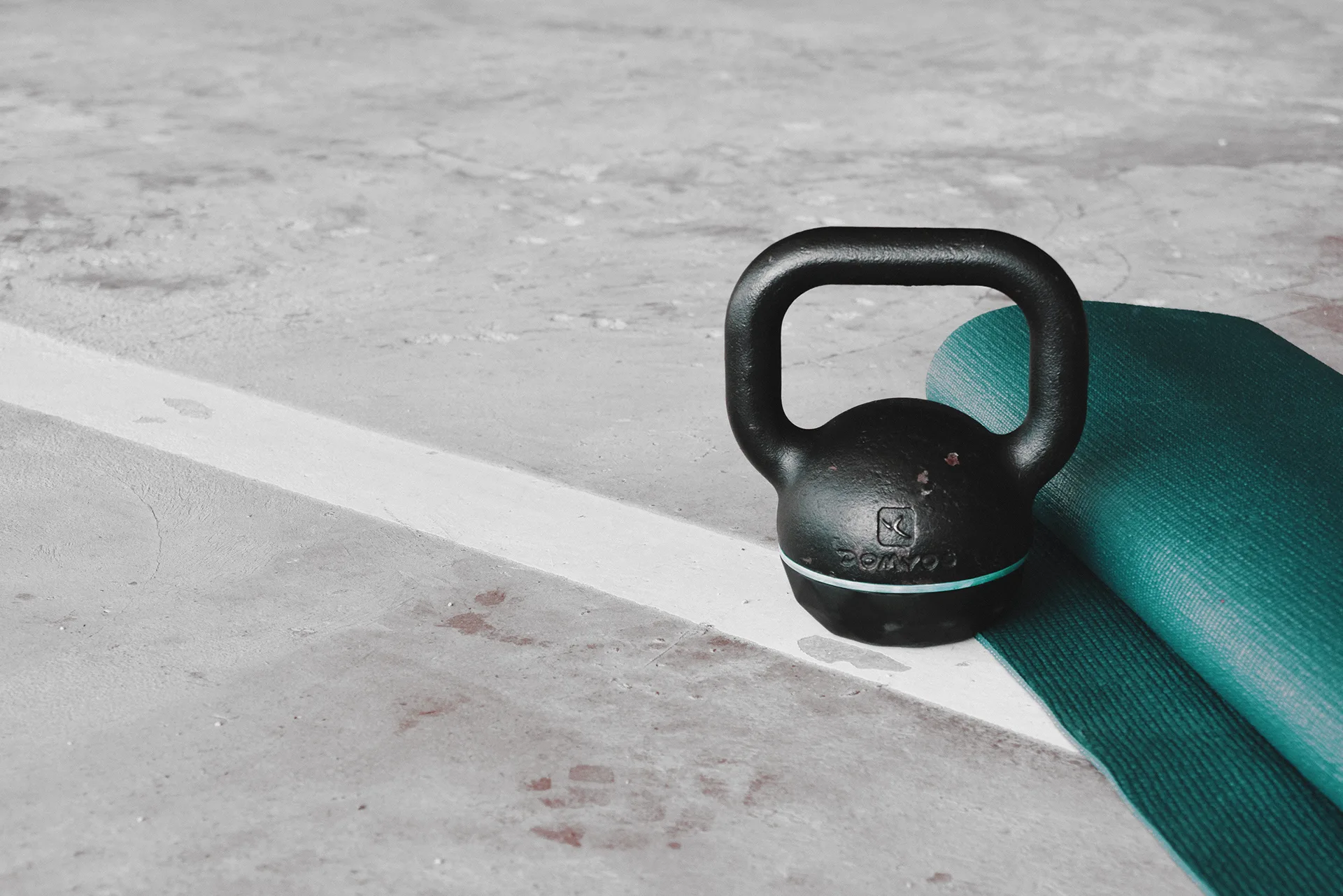 Kettlebell na macie treningowej