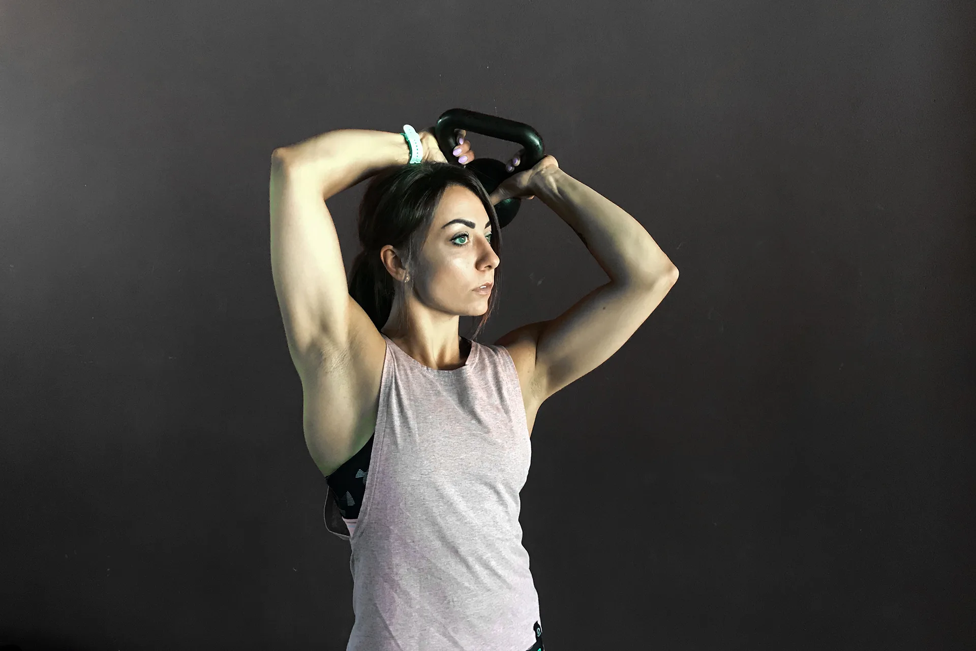 Halo: kettlebell prowadzony oburącz dookoła głowy, na wysokości karku