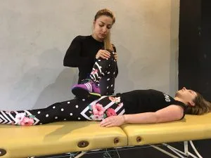 Test rotacji biodra – zgięte biodro i kolano, chwyt za kolano, druga faza ruchu rotacyjnego