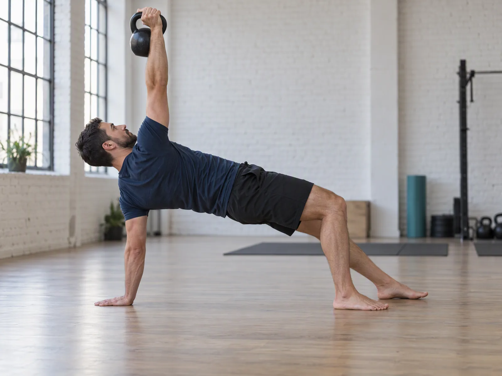 Tureckie wstawanie – most: biodra uniesione do pełnego wyprostu, kettlebell na prostej ręce