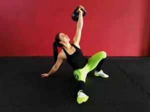 TGU – podpór na dłoni, wzrok na kettlebell