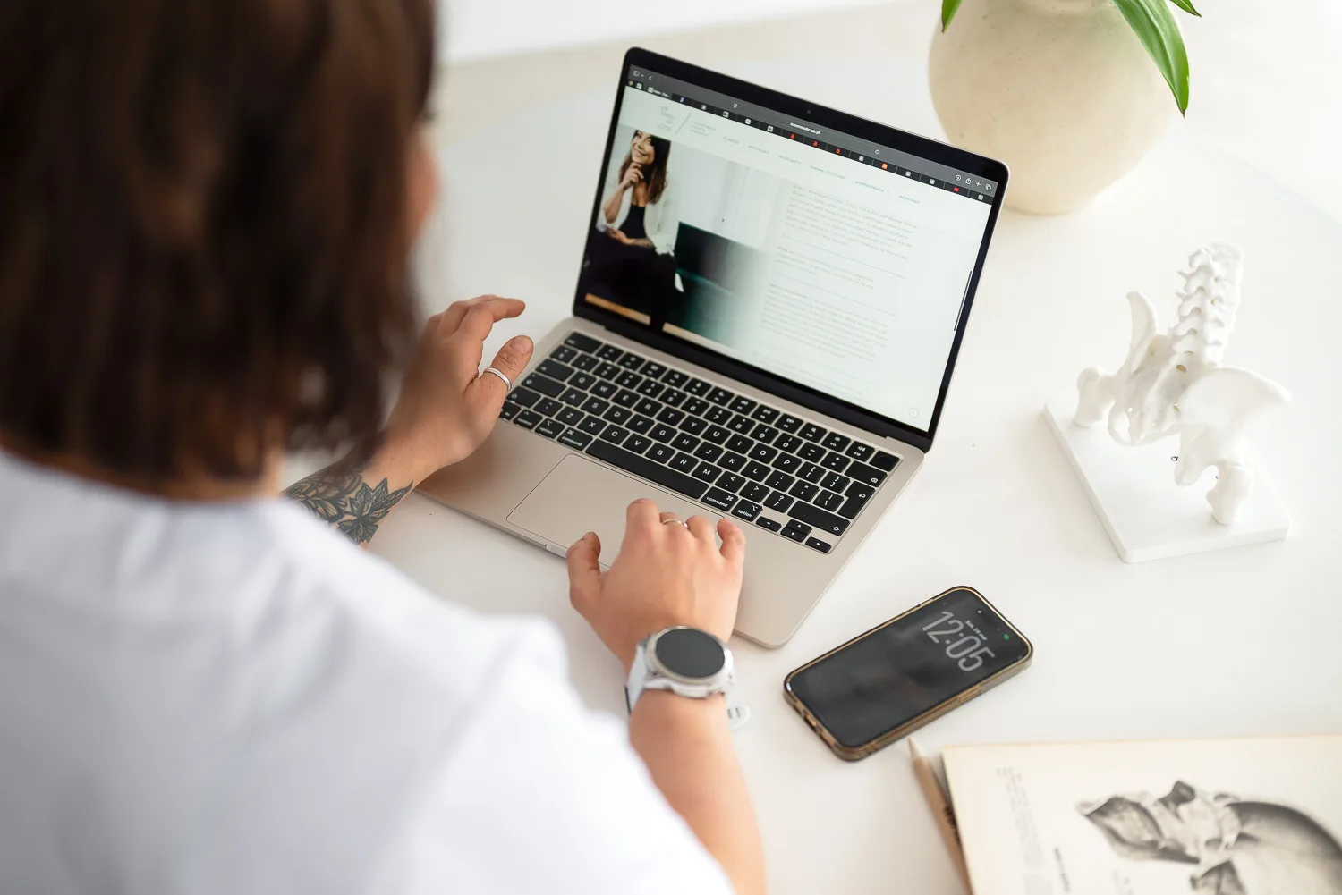 Konsultacja online: laptop z rozmową wideo na biurku fizjoterapeutki